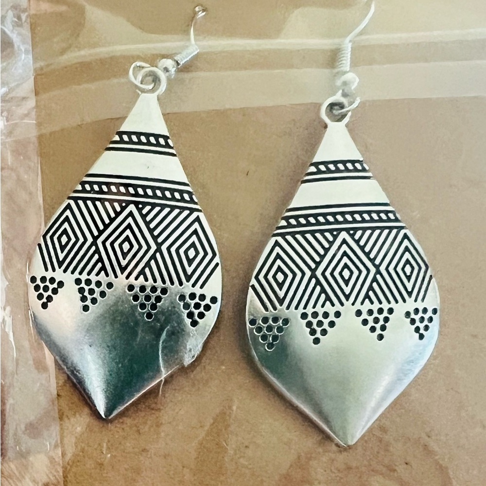 Unbranded - Boho silver tone dangle tear drop earrings